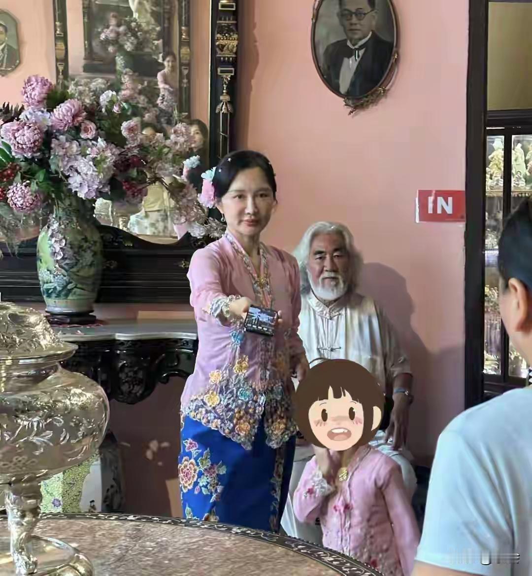 同是穿着粉衣挽着发，杜星霖虽然比杨钰莹小11岁，但她看起来明显比杨钰莹憔悴老一些