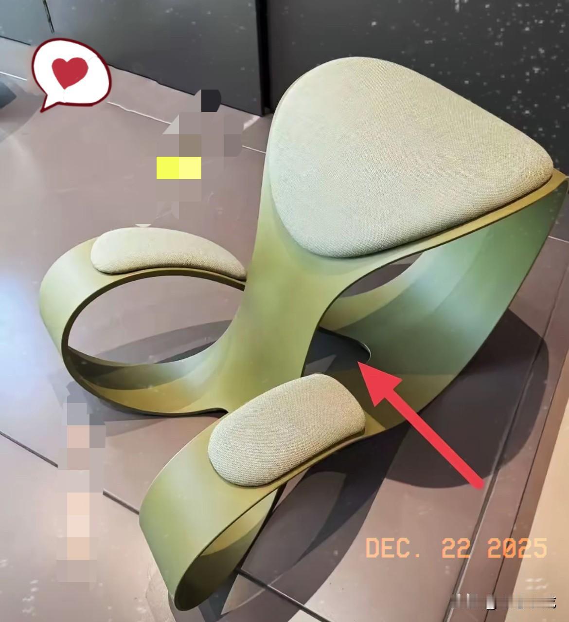 部门团建蹭饭，直男同事的一个操作直接让女同事原地社死！人多凳子不够，他二话不