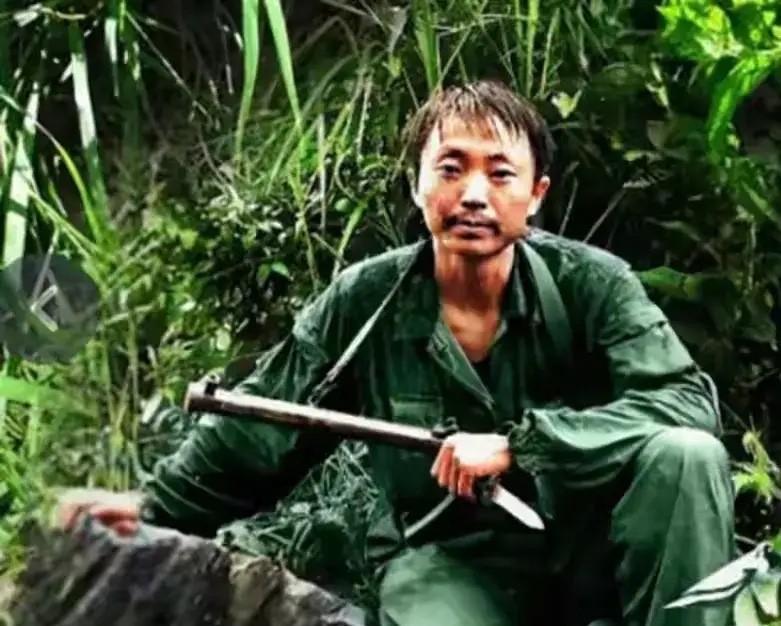 对越侦察英雄连长邵军青，轮战期间，创造了全连官兵无一人伤亡的战争奇迹。这位侦察