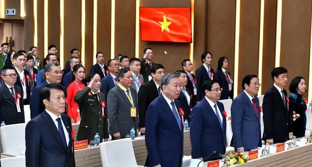 尘埃落定，一锤定音，越南改革开启强国梦。6月12日，越南行政改革方案在国会获得