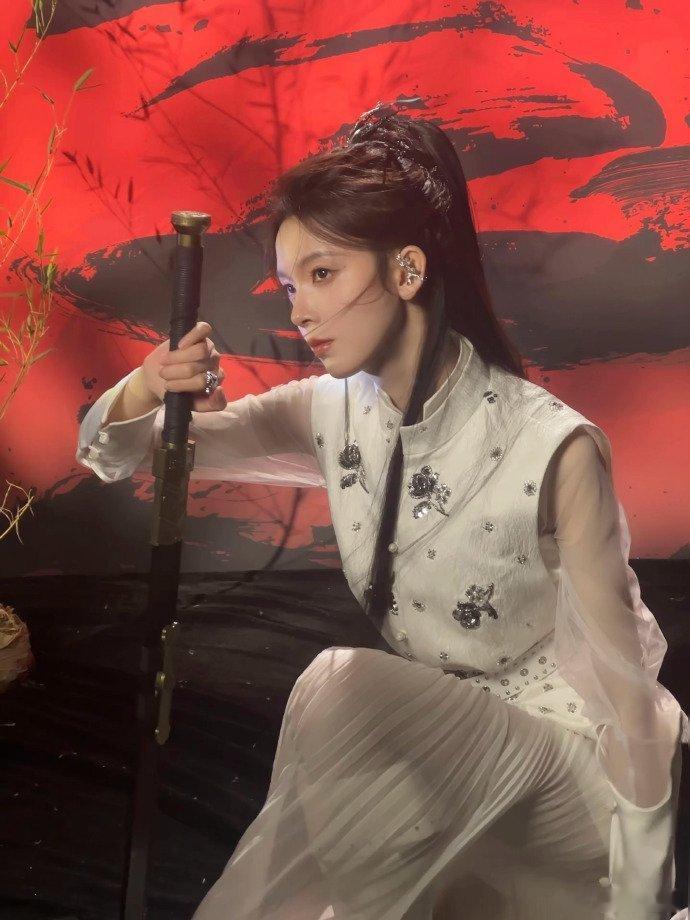 陈瑶三公vlog看完幕后记录太欢乐了！三款造型风格各异，又美又飒，每一款都让人