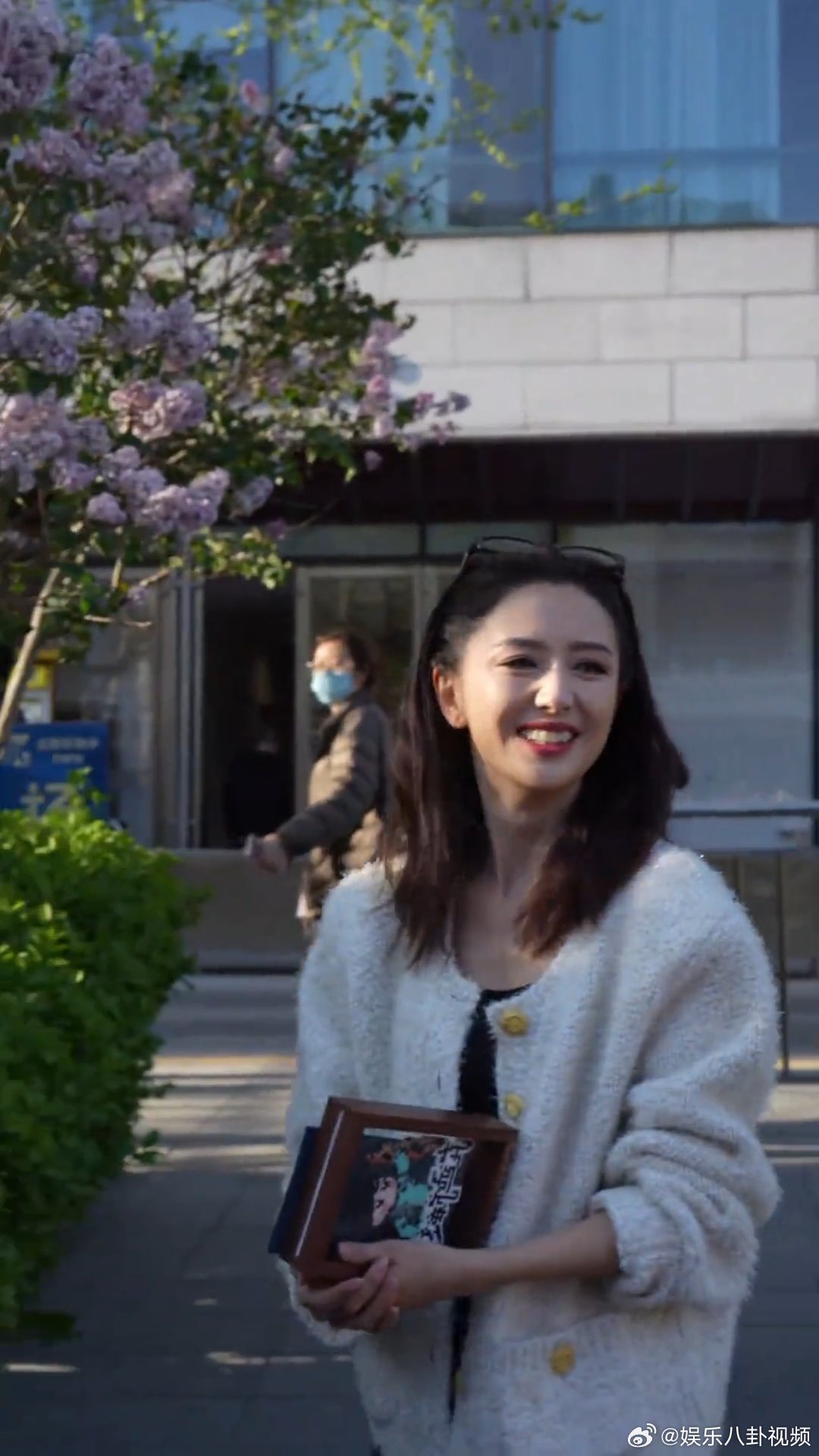 佟丽娅看朵朵的眼神佟丽娅看朵朵饭撒的眼神都说母爱的具象化是李湘看王诗龄，可是佟