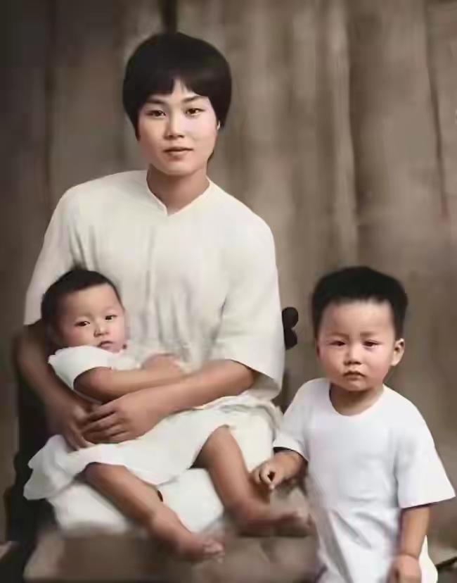 1924年上海，一张没有毛主席的“全家福”，杨开慧和两个儿子唯一的合影！杨开