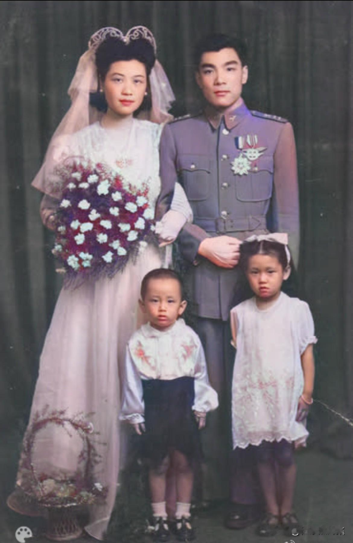 1945年4月24日，飞虎队华裔飞行员朱安琪与中国农民银行职员蒋有贤在重庆喜结连