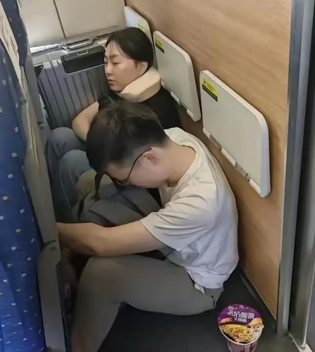 高铁上，一男一女挨着坐。男生主动搭话：“小姐姐气质真好，加个微信呗？”女生笑着接