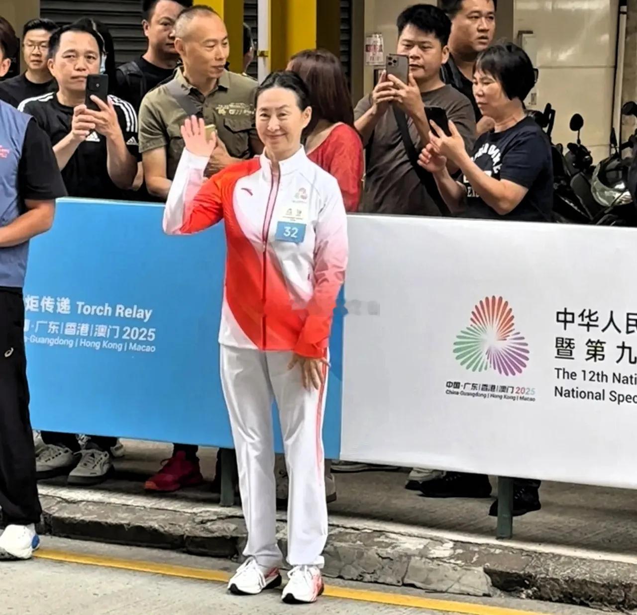 何超琼在澳门担任火炬手，身姿挺拔气度不凡！她都60多了还能保持这么好的状态真的是