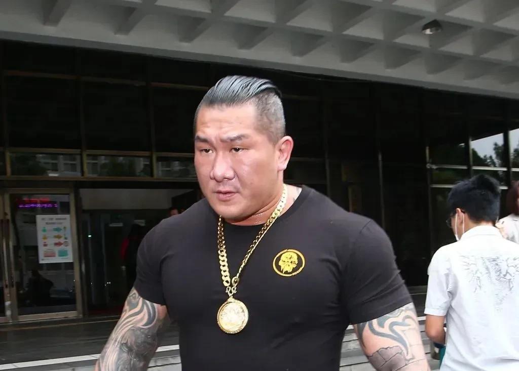 啥馆长啊？这五大三粗，两臂纹身的样子，要不是这铺天盖地的宣传，我还以为山鸡的小兄