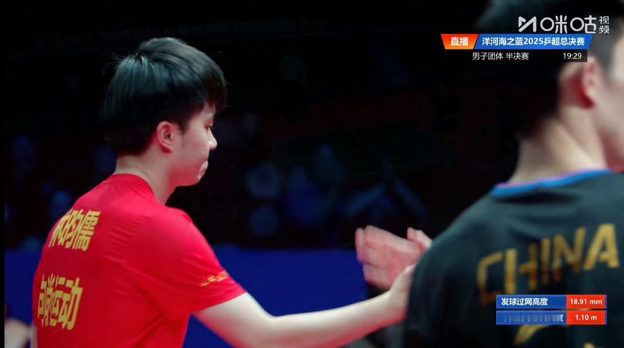 儿子凉皮在旁边当小球童，大胖梁靖崑和林昀儒搭档的真不错[捂脸哭]，3-0拿下了