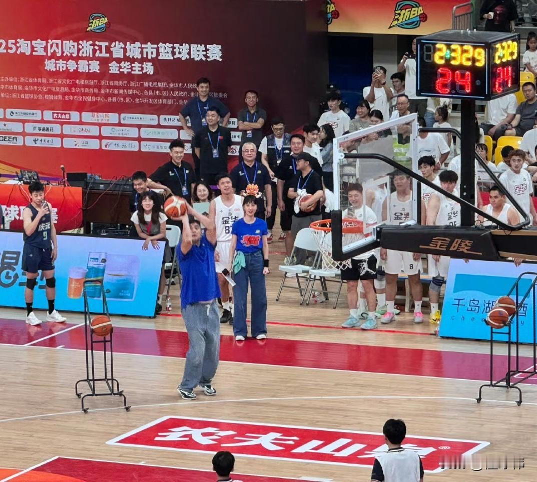 宝刀不老！战神刘玉栋受邀前往浙BA，在中场互动活动中，刘玉栋三分球10投10中，