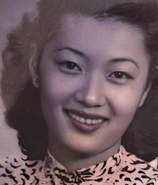 1946年，孔祥熙那只爱穿男装女儿孔令伟，难得的换上了一身漂亮的女装，兴致勃勃的
