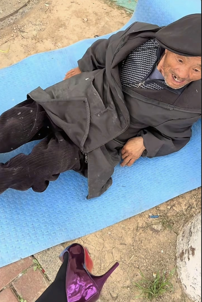这大爷的眼像铜铃[哭笑不得][哭笑不得][哭笑不得]