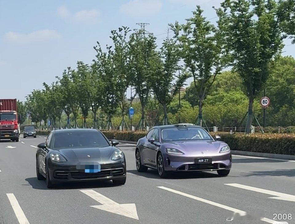 路上看到了保时捷和尚界Z7这样一对比，大家觉得哪个好看？