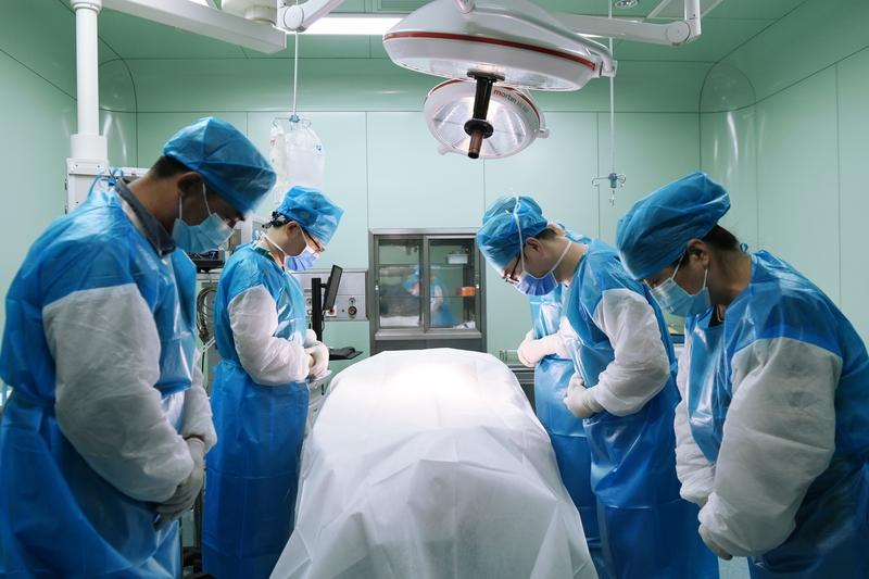 17岁女孩被诊“脑死亡”，父母含泪捐器官，医生发现改写生死结局这位17岁的女孩