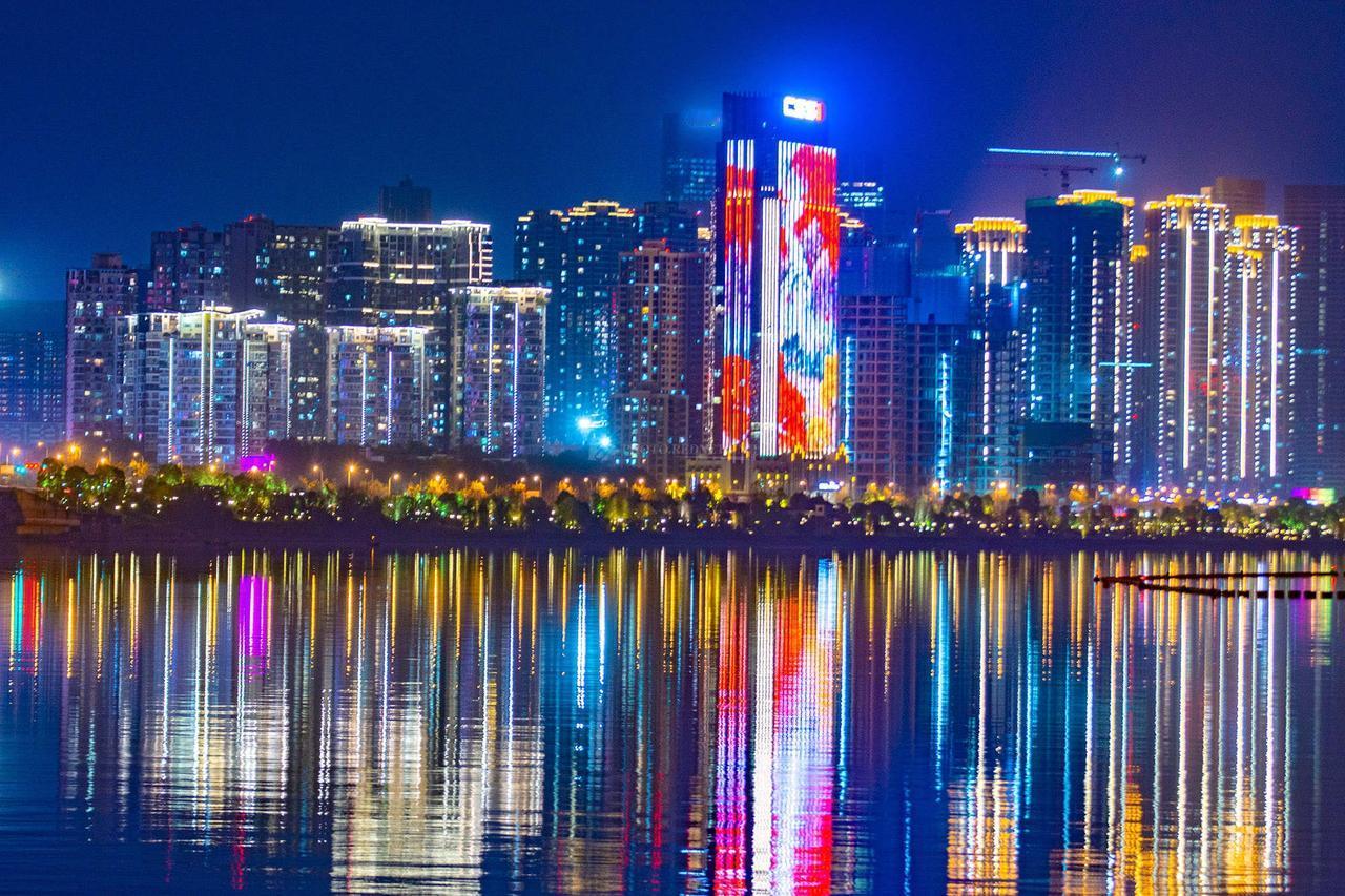 2015年11月，长沙房价均价6427元；2016年11月，长沙房价均价726