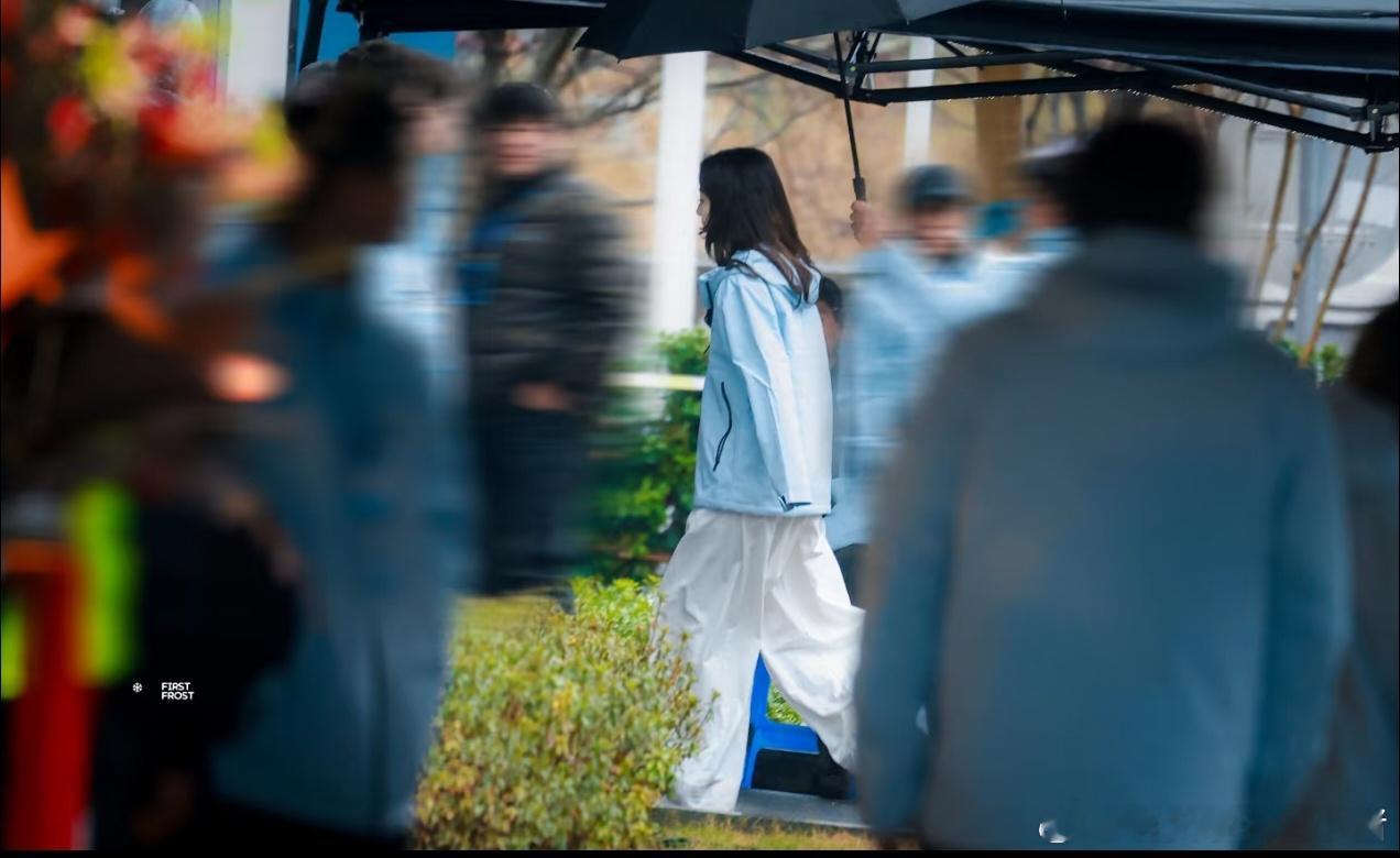 章若楠新剧开机上班路透，燥候沈千盏