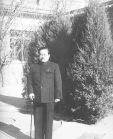 1947年，毛主席与任弼时发生争执，无人敢上前劝阻，站在窑洞外的一名炊事员，慢慢