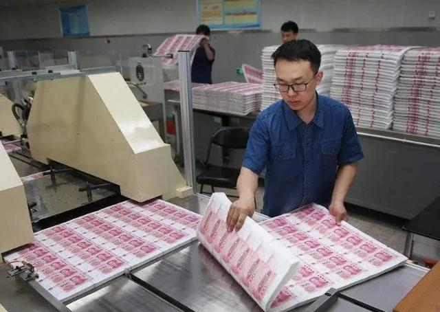 劫匪为啥抢银行不直接抢印钞厂？那里的钱不是更多吗？印钞厂都是有武警部队驻守的，劫