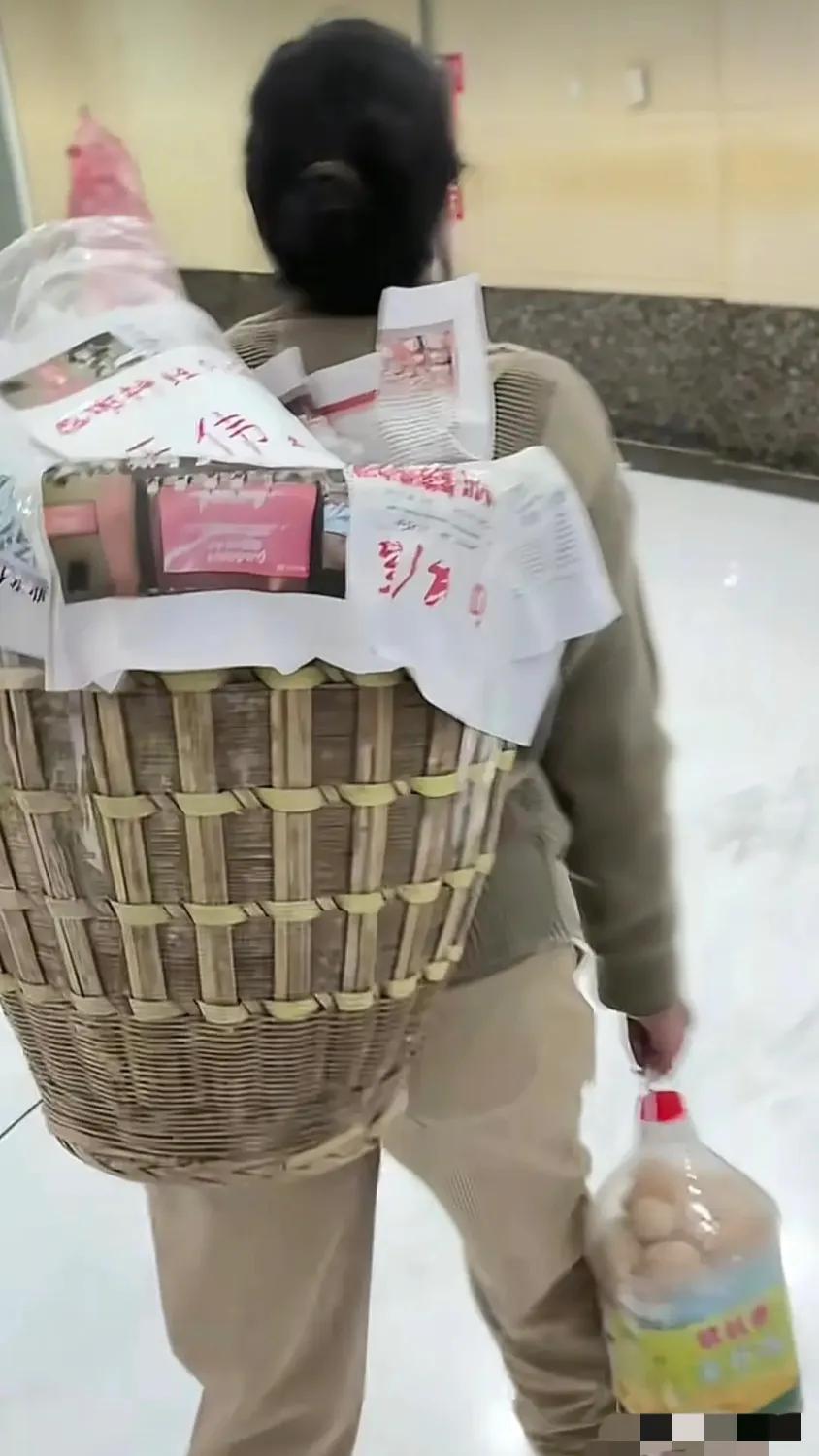 现在全网都知道四川华西医院神经外科的王伟教授“收礼”了。近日一女子背着一个大猪蹄