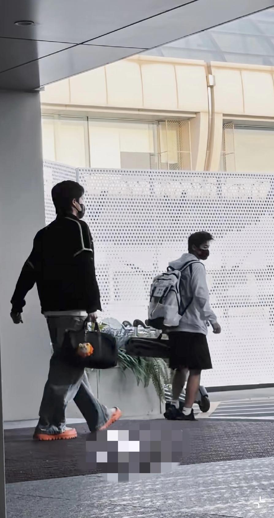 4月23日，王楚钦回京贵气逼人，翘二郎腿玩手机打电话，车门还是别人关的，包包上有