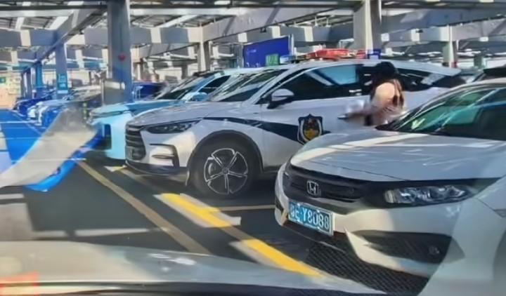 女子开法院警车在150公里外山姆超市购物后续，英德市人民法院发布通告称，9月18