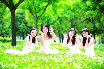 在一家医院看到一位五十几岁的中老年人腰骨折手术有两个儿子两个女儿都来到身边照顾真