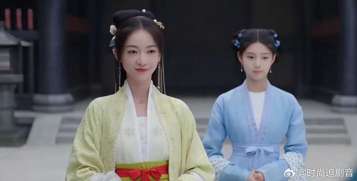 《墨雨云间》小姐和丫鬟对调着换了自己的衣服，似乎丫鬟转正更适合小姐了，你觉得呢