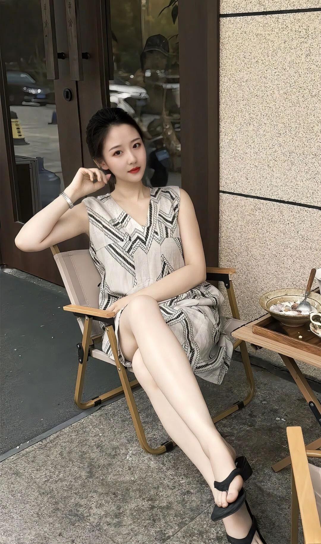 夏日午后，小姨子清纯小姨子悠然自得，享受生活的每一刻。