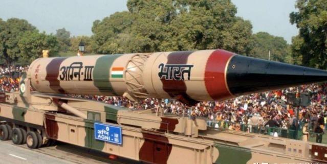 1998年,印度拥有了自己的核武器,还威胁性地将核武搬到了巴基斯坦边境。可没过多