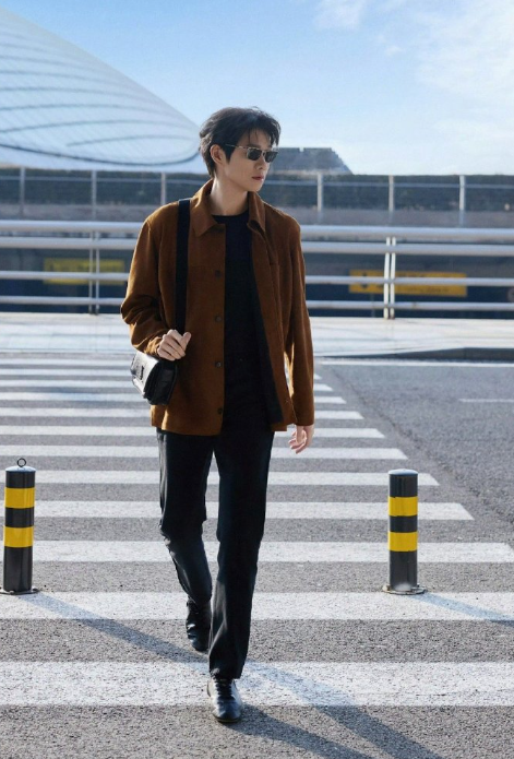 从没这么直观地感受过手长的魅力！魏大勋录制节目时一个简单动作，就把183的身高优