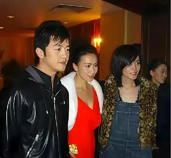 李亚鹏和王菲第一次见面，是在刘嘉玲的生日聚会上，那时，李亚鹏32岁，王菲34岁，
