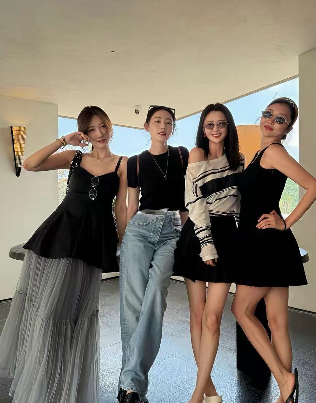 佟丽娅张天爱一起去三亚旅游了，全是大美女，实在是养眼啊！