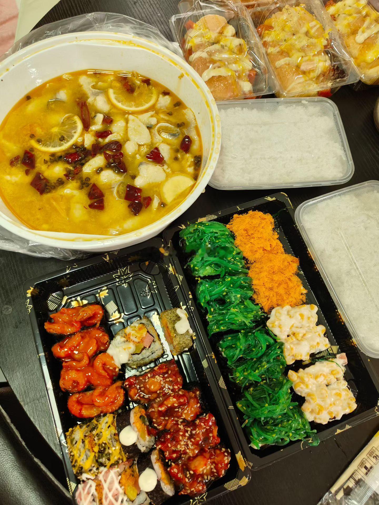 没煮饭晚饭吃这些，感觉会饿啊主要是没老火靓汤😋不可辜负的美食自助餐没吃几口就饱