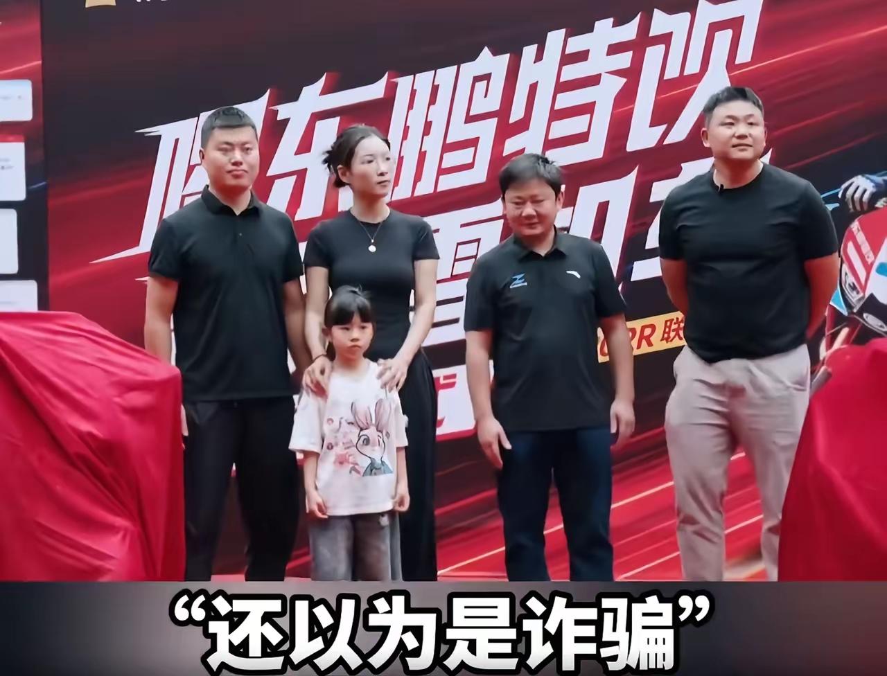 这就是命！6月17日，重庆一男子深夜陪媳妇打针，因为熬了夜，就直接买了一箱饮料提