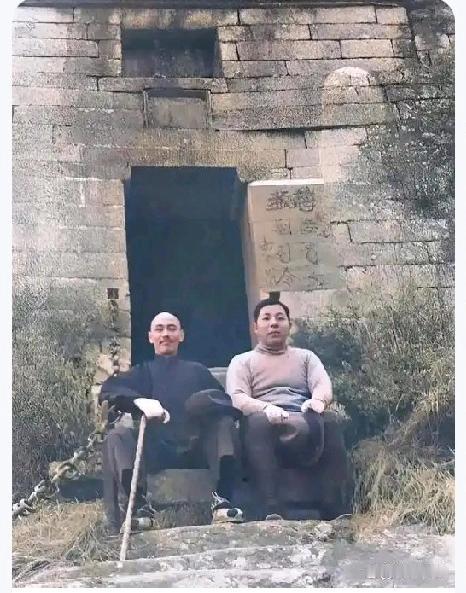 这是蒋介石和张学良的合影照片。这张照片拍摄的时间是1927年，蒋介石41岁，张