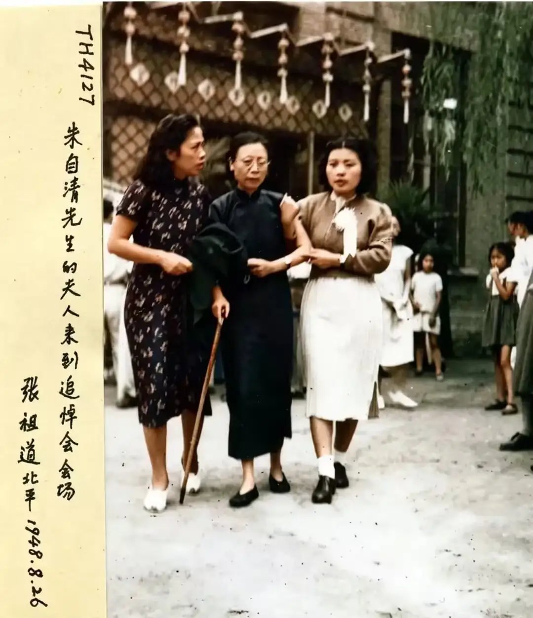 1948年，朱自清的葬礼上，夫人陈竹隐留下了一张罕见留影，镜头中她一脸哀伤，被人