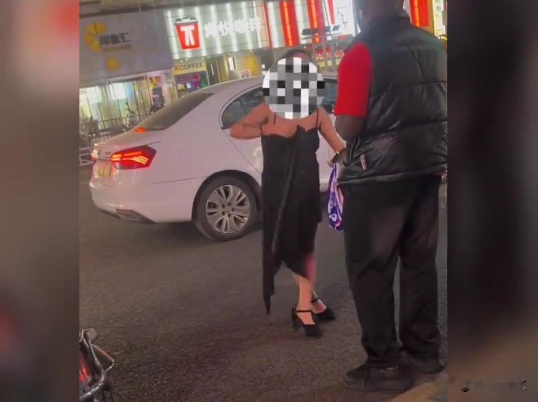 女子主动献媚迎合搭讪外籍男子跟着扬长而去引网友热议街头一名女子主动搭讪外籍