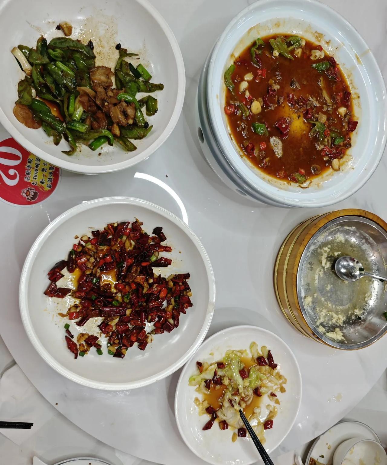 五一假期，中午一家人一起在外面吃了个午餐，5个菜:甲鱼、小炒肉、椒盐虾、水蒸蛋