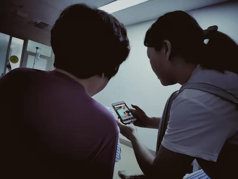 重男轻女的偏见，正在毁掉无数中国家庭刚生完孩子被推出产房，婆婆开口第一句又