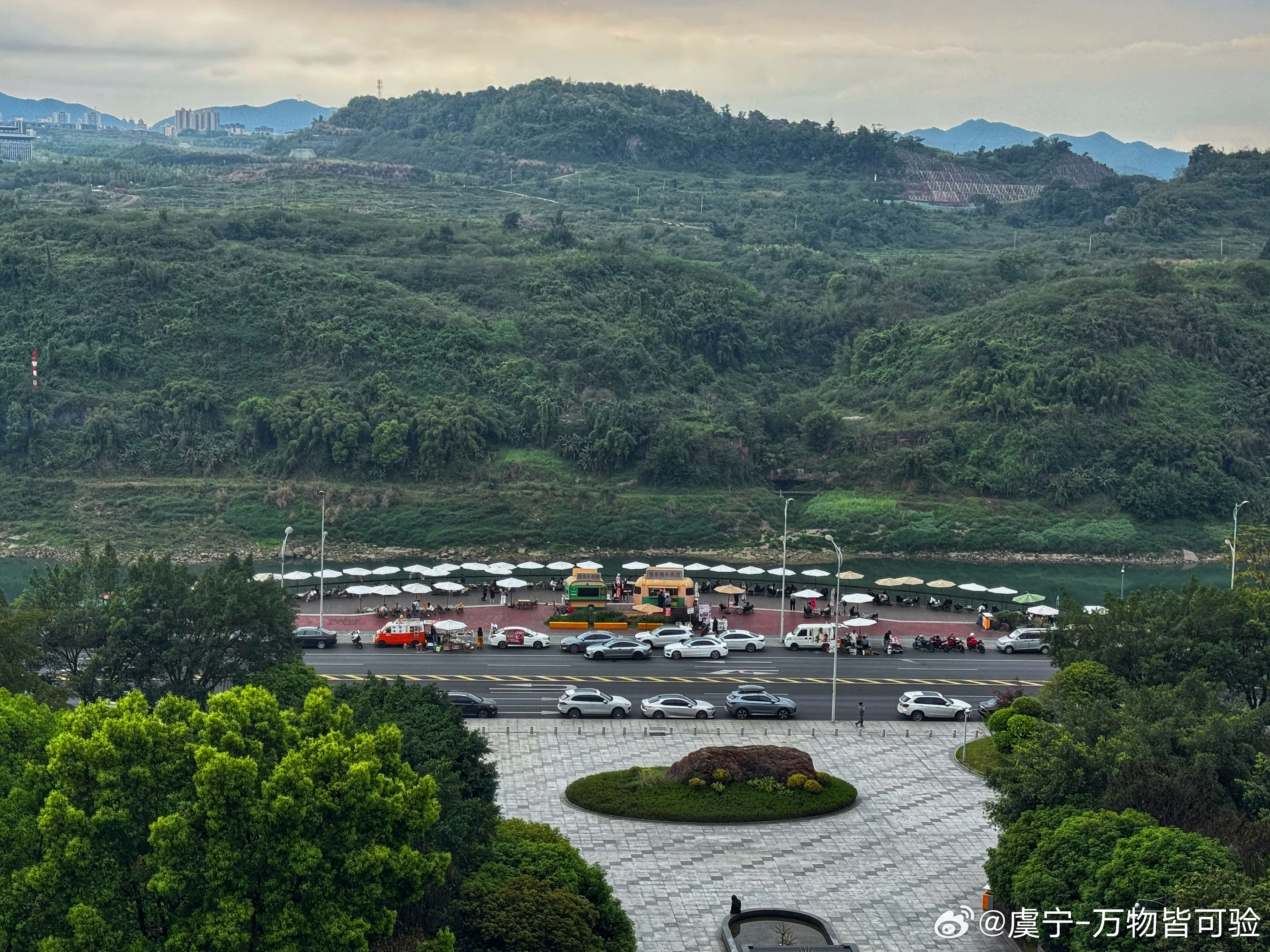周一的下午，路边喝茶的小摊都满了，休闲这块还是重庆啊万物皆可验城市风景重庆