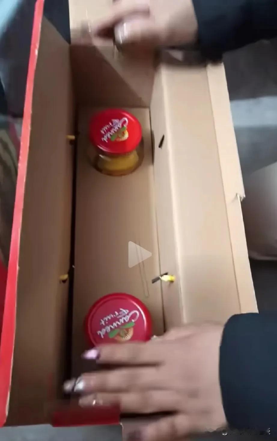 大家发现一个奇葩的现象吗？走亲戚拿的成箱的东西越来越嘘了，这是老表给我妈拿的黄桃