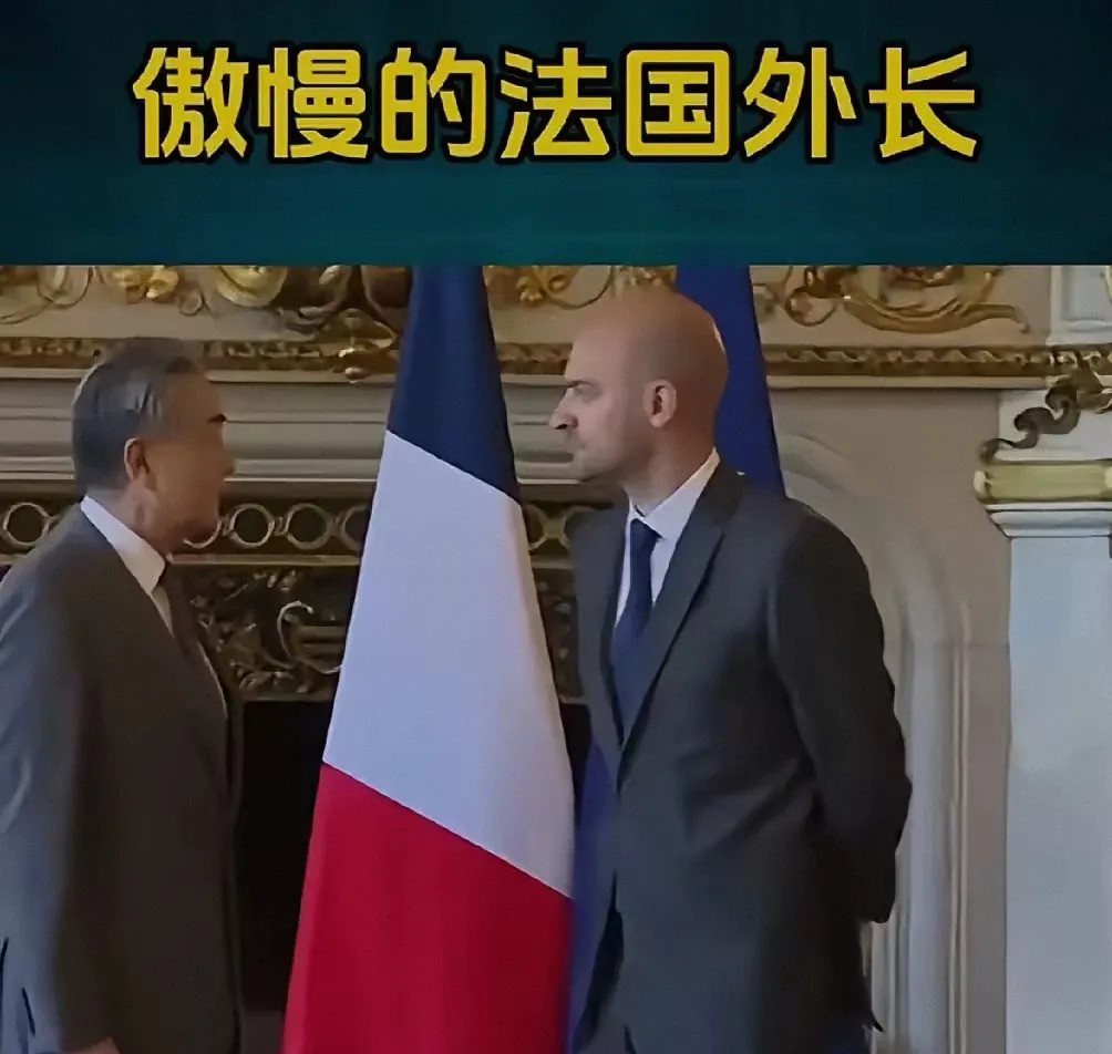 法国外长背手，傲慢还是文化差异？法国外长背手会见中国官员
