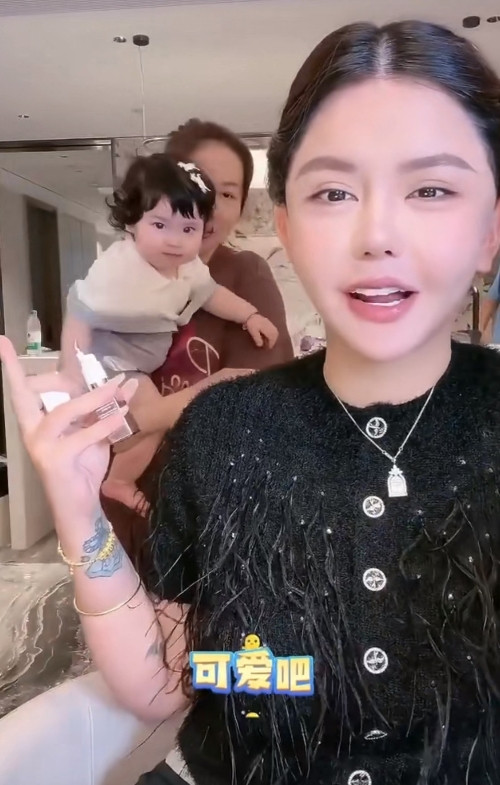 6月7日，韩安冉不满周岁女儿上综艺被拒韩安冉直播透露，动用娱乐圈人脉送小女儿优