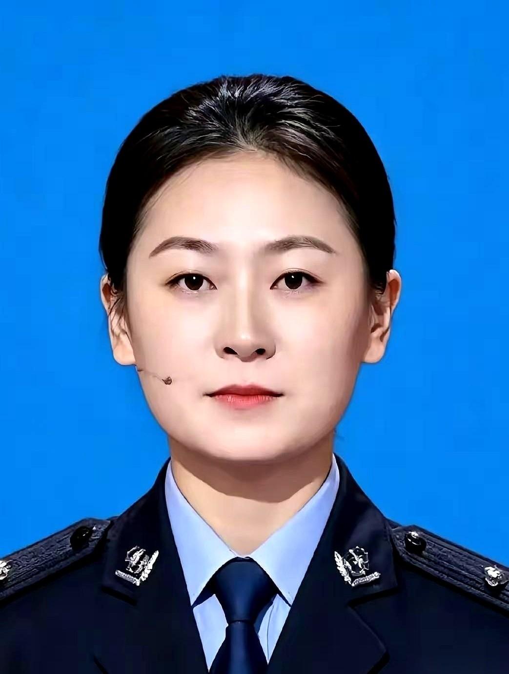 我们聊聊张迪，一个00后姑娘。她刚满18岁，上勤才一个月，一辆拉砖的货车，没减