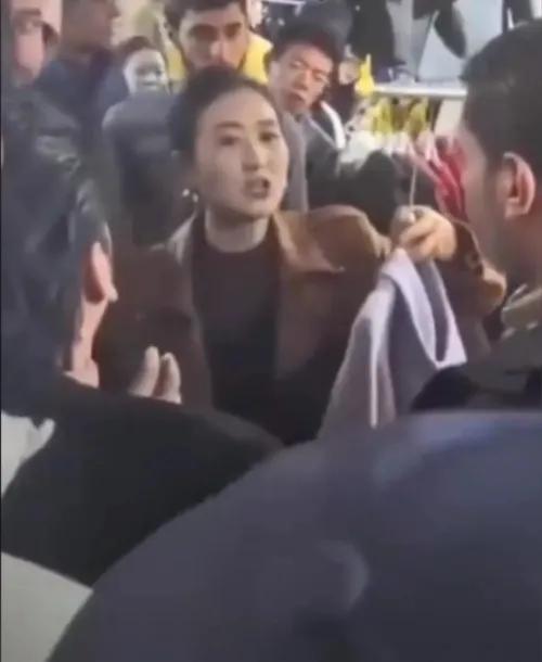 十几名外国游客团团围住摊主，手机镜头下的义乌夜市，差点上演一场跨国霸凌。可真相，