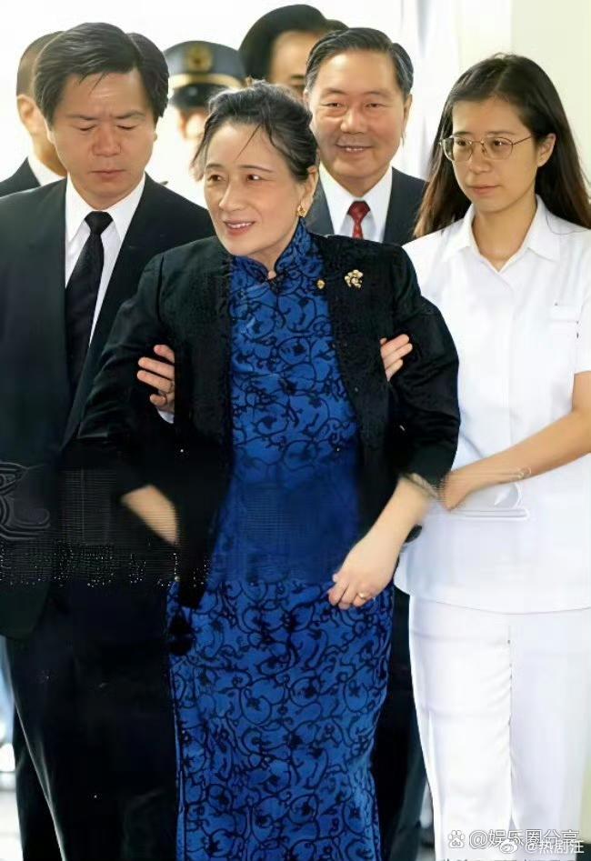 谁会相信这是已经97岁高龄的宋美龄？她依然保持着精致的妆容