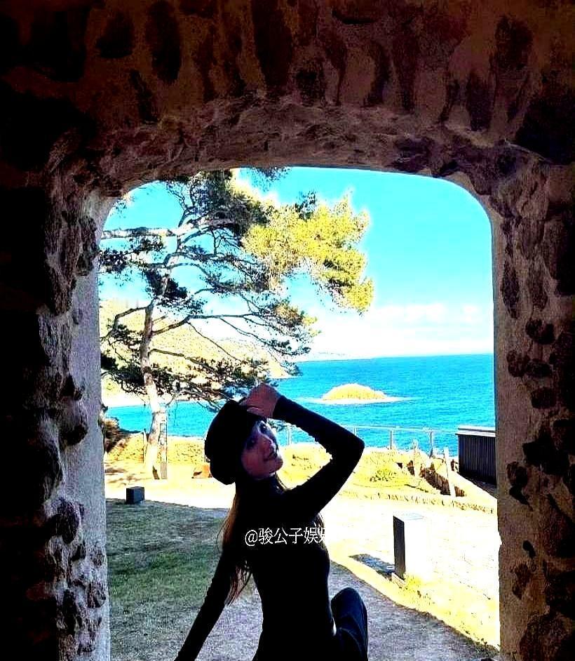 43岁，搂着两个1米8的儿子出门被认成姐弟。马景涛前妻吴佳尼，马甲线绷得清晰。