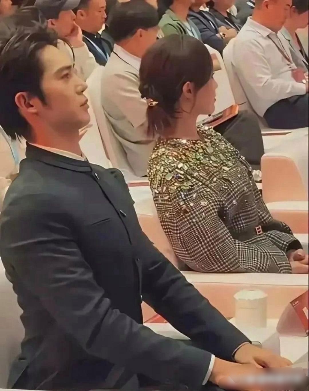 不怪旁边的小姐姐一脸尴尬，换我也是一样。