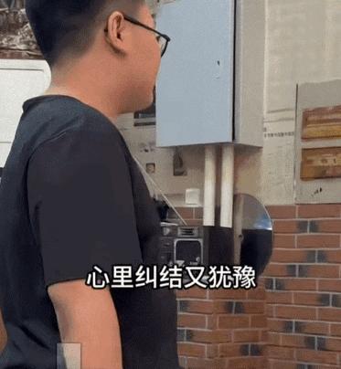 河北涿州某火锅店里，12岁男孩死死盯着邻桌剩的毛肚、鸭肠和牛肉卷，脸憋得通红，起