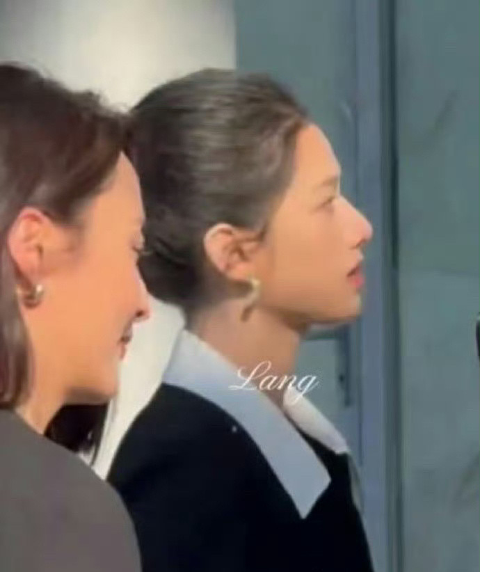 张婧仪你婴儿时期没睡过觉吧…​​​头型看起来好圆啊！​​​
