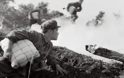 1941年，一个战士在炸日军碉堡时，把炸药包放错了位置，引爆后日军碉堡完好无损，